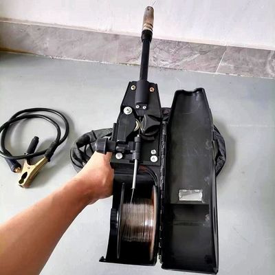 Máquina de soldadura de arco con inversor IGBT MIG228 y velocidad de alimentación de alambre sin gas de 10 m/min