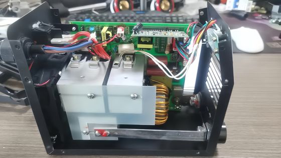 Mini IGBT DC MMA soldadora con 3,7KVA potencia de entrada 60V AC220V 120A portátil y compacto